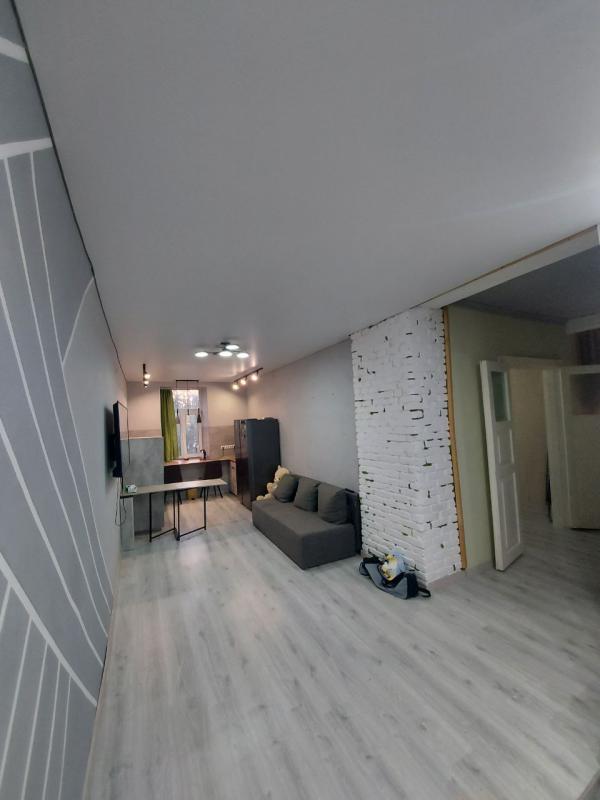 Продается 2-комнатная (1 комната студия совмещена с кухней и 1 комната спальня) квартира с раздельны - Новотроицк