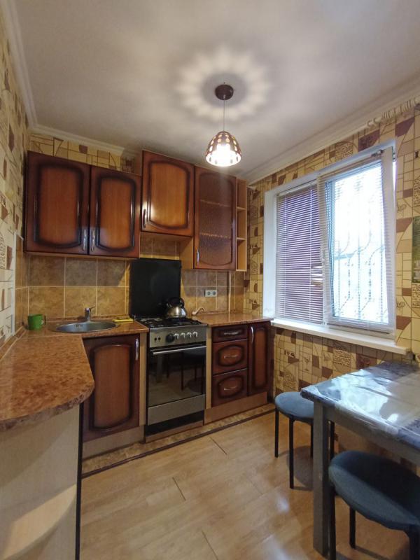 Продается уютная 2-комнатная квартира  на первом этаже по адресу:  г. - Новотроицк