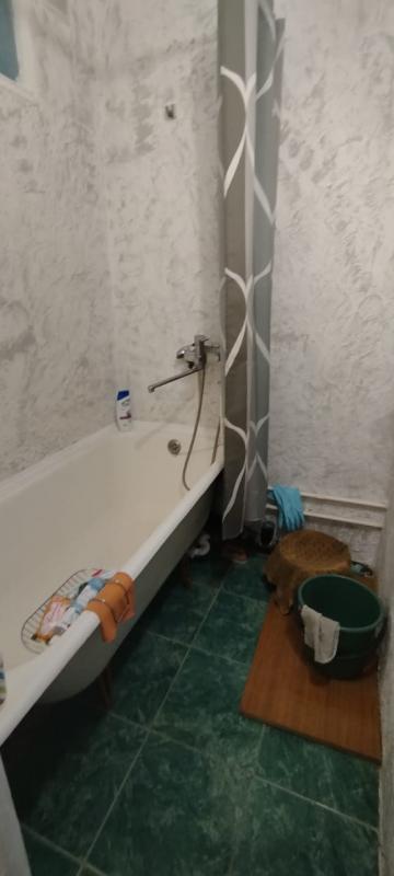 Продаю 2х комнатную с раздельными ходами в хорошем состоянии, балкон застеклен, все рядом. - Новотроицк