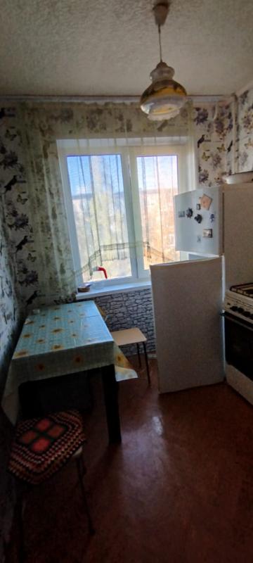 Продаю 2х комнатную с раздельными ходами в хорошем состоянии, балкон застеклен, все рядом. - Новотроицк