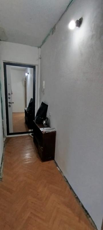 Продаю 2х комнатную с раздельными ходами в хорошем состоянии, балкон застеклен, все рядом. - Новотроицк