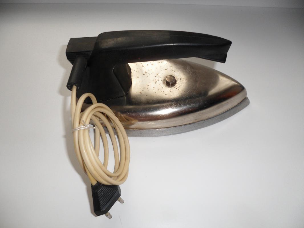 Рабочий утюг производства МИНЛЕГПИЩЕМАШ, СССР. - Новотроицк