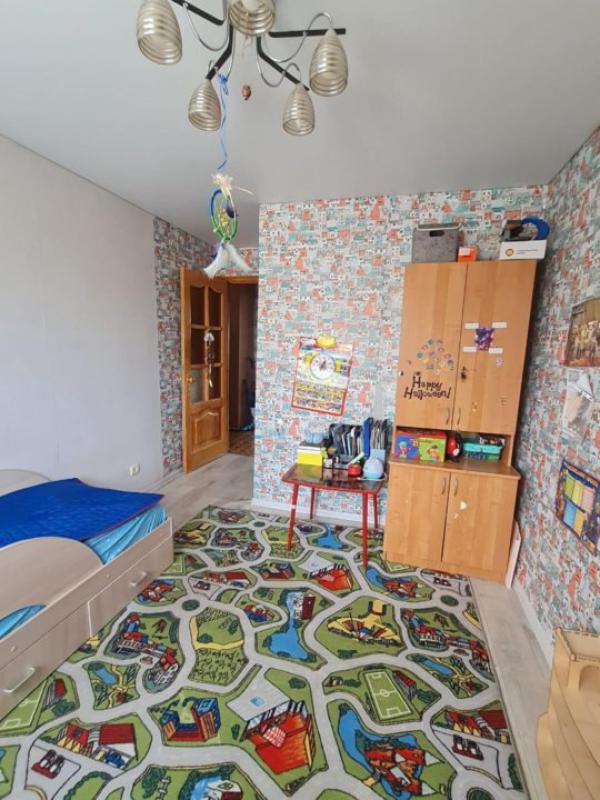 Квартира с просторной кухней и коридором. 2 лоджии - в спальне большая, по всей длине комнаты, в гос - 