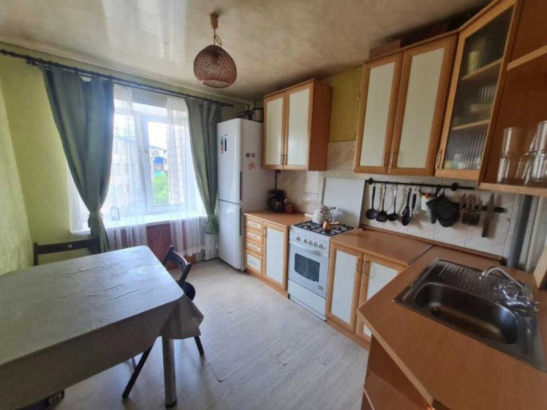 Квартира с просторной кухней и коридором. 2 лоджии - в спальне большая, по всей длине комнаты, в гос - 