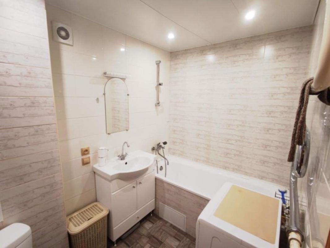 Квартира с просторной кухней и коридором. 2 лоджии - в спальне большая, по всей длине комнаты, в гос - 