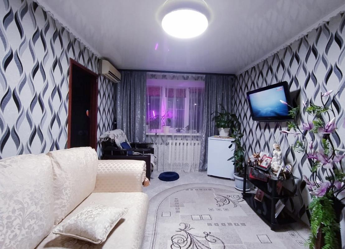 Продаётся 3-х  комнатная квартира, на 1 этаже, 5-ти этажного, кирпичного дома, по адресу:
 г Новотр - Новотроицк