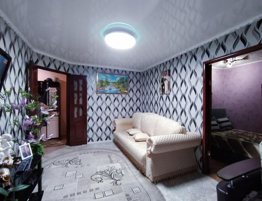 Продаётся 3-х  комнатная квартира, на 1 этаже, 5-ти этажного, кирпичного дома, по адресу:
 г Новотр - Новотроицк