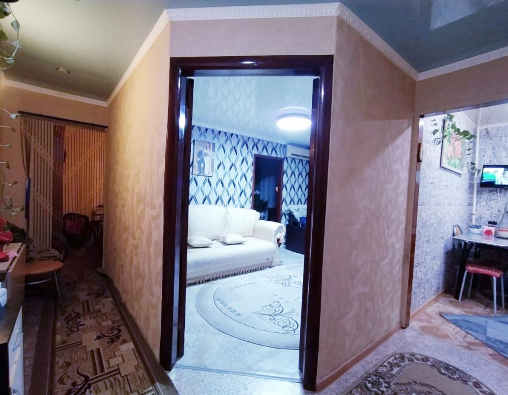 Продаётся 3-х  комнатная квартира, на 1 этаже, 5-ти этажного, кирпичного дома, по адресу:
 г Новотр - Новотроицк