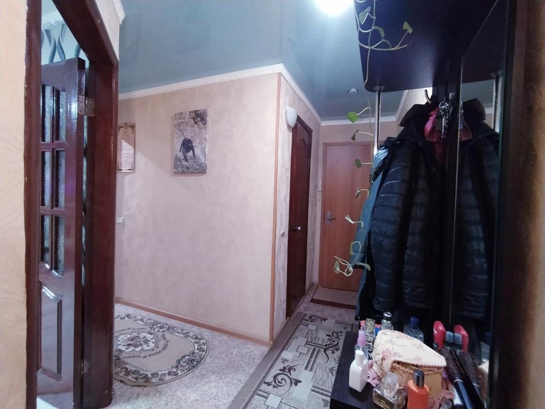 Продаётся 3-х  комнатная квартира, на 1 этаже, 5-ти этажного, кирпичного дома, по адресу:
 г Новотр - Новотроицк