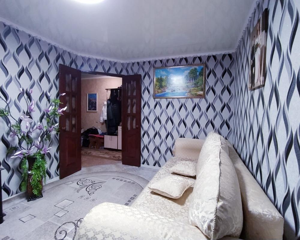 Продаётся 3-х  комнатная квартира, на 1 этаже, 5-ти этажного, кирпичного дома, по адресу:
 г Новотр - Новотроицк