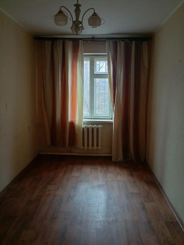 Продаю 3- комнатную квартиру на первом этаже, раздельные ходы, санузел совмещённый. - 