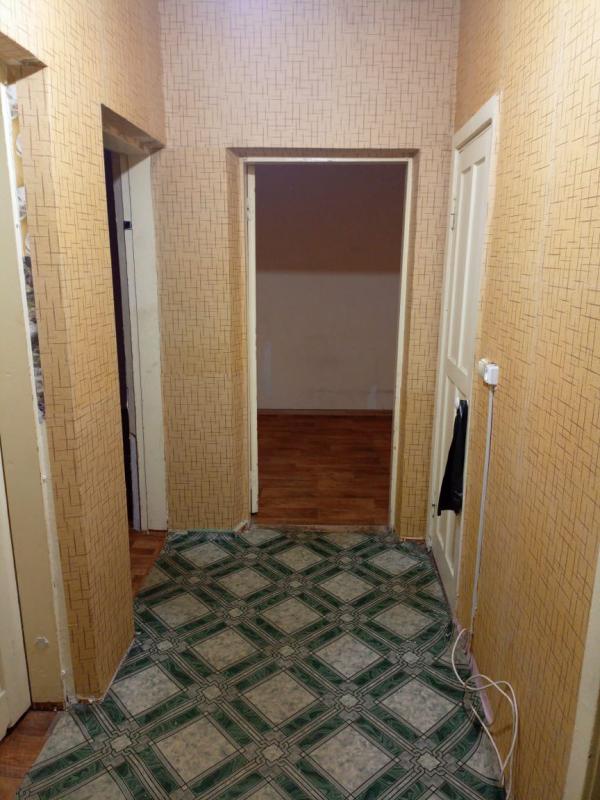 Продаю 3- комнатную квартиру на первом этаже, раздельные ходы, санузел совмещённый. - 