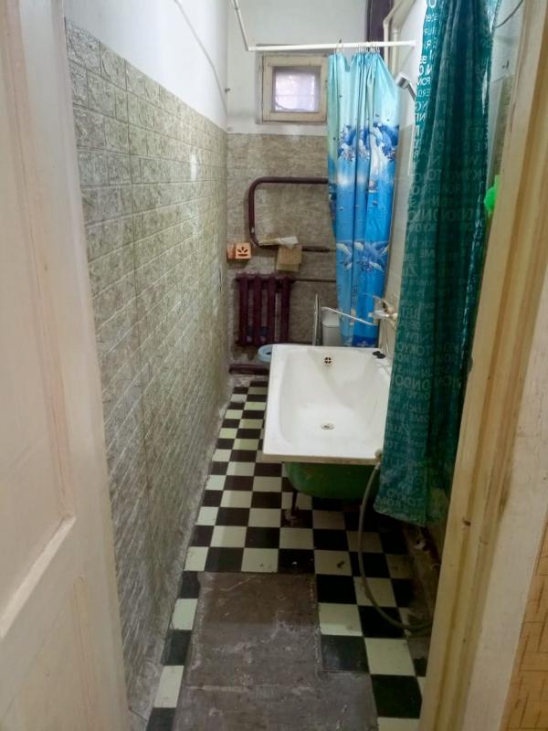 Продаю 3- комнатную квартиру на первом этаже, раздельные ходы, санузел совмещённый. - 