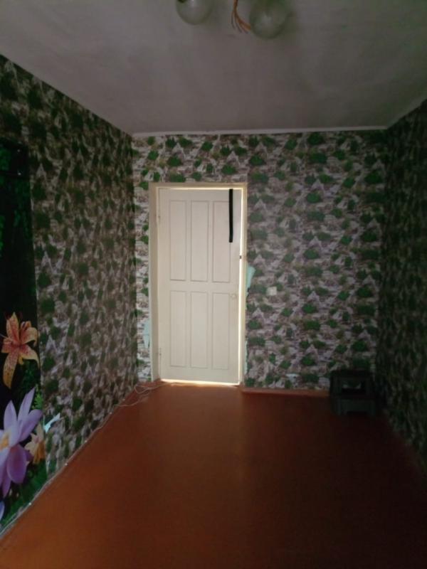 Продаю 3- комнатную квартиру на первом этаже, раздельные ходы, санузел совмещённый. - 