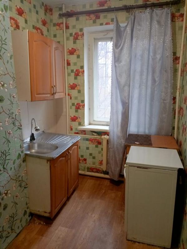 Продаю 3- комнатную квартиру на первом этаже, раздельные ходы, санузел совмещённый. - 