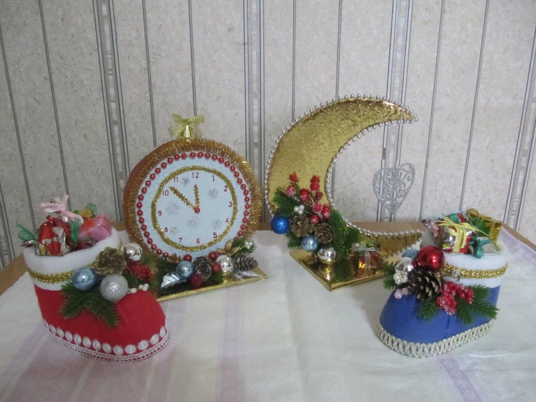 Ёлка-подвеска из фетра 200р, подвеска зелёная из фоамирана 200р, медальоны розовые 150 р, гномы 150 - Новотроицк