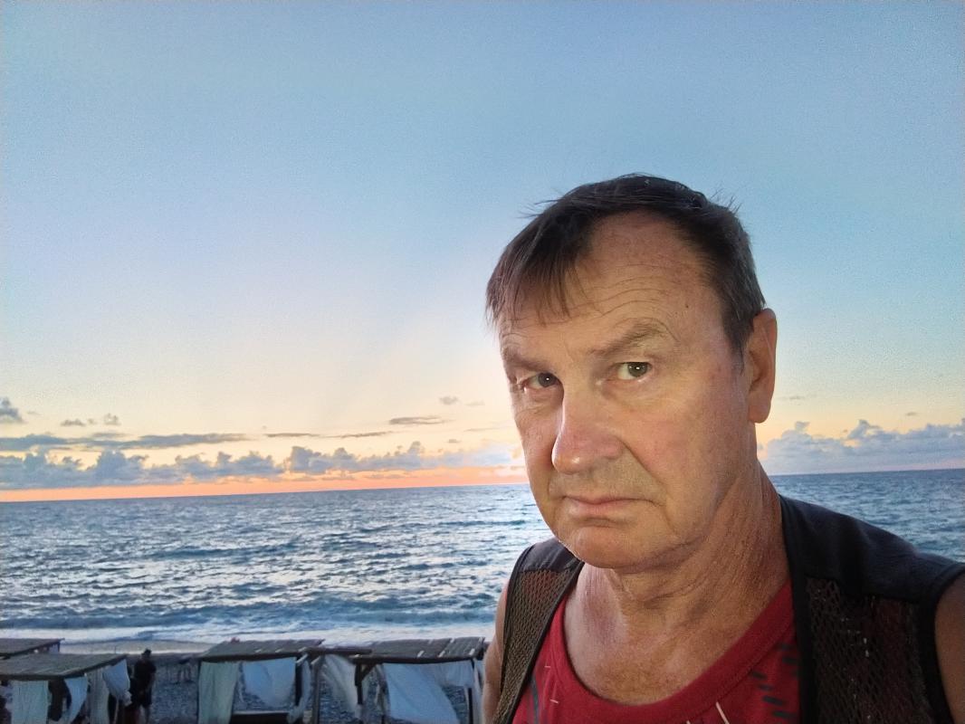 Требуется уборщица (сиделка) с 10 до 13:30. - Новотроицк