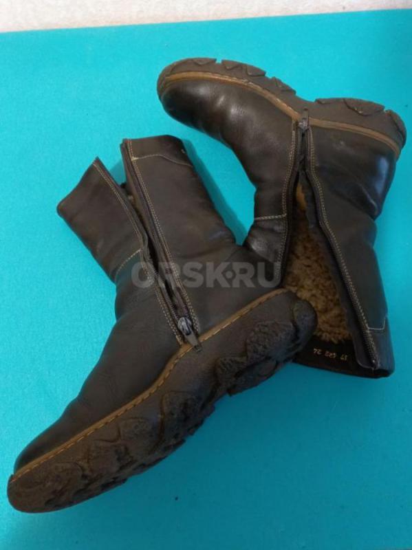 Продам(см.фото)  зимние сапоги 37 размера  из натуральной черной кожи и натурального меха  в хорошем - Орск