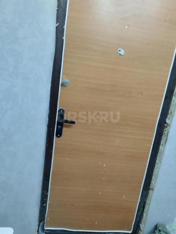 Продам дверь входную (86*204) металлическую б/у. - Орск