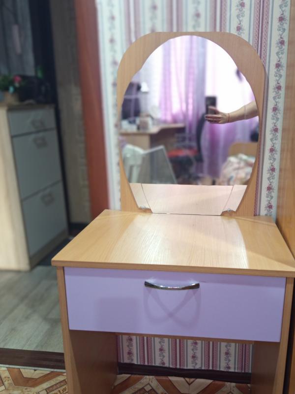 Продам мебель в детскую шкаф , комод, стол, кровать, полки, тумба , туалетный столик 7 предметов - 