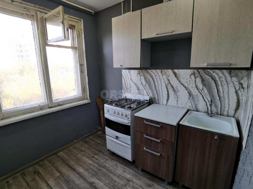 Продам однокомнатную квартиру, расположенную на 5 этаже пятиэтажного панельного дома. - Орск