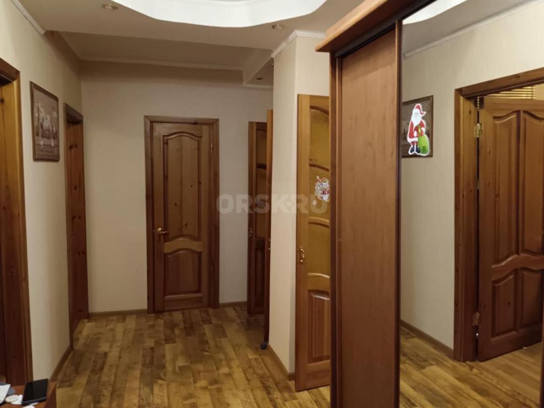 Сдается 2-комнатная  квартира, имеется большая лоджия и балкон на кухне, 2 кондиционера, ванная комн - Орск