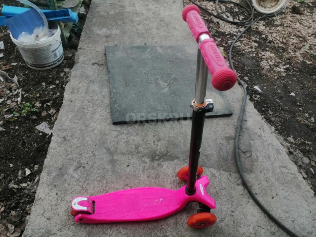 Самокат детский ручка регулируется колеса резиновые светятся при езде в хорошем состоянии район цент - Орск