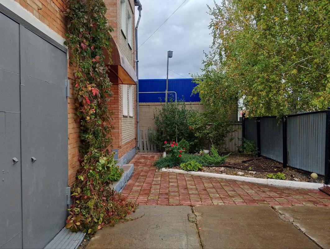 Продается уютный и просторный дом площадью 200 м², расположенный на живописном участке в 8 соток по - Гай