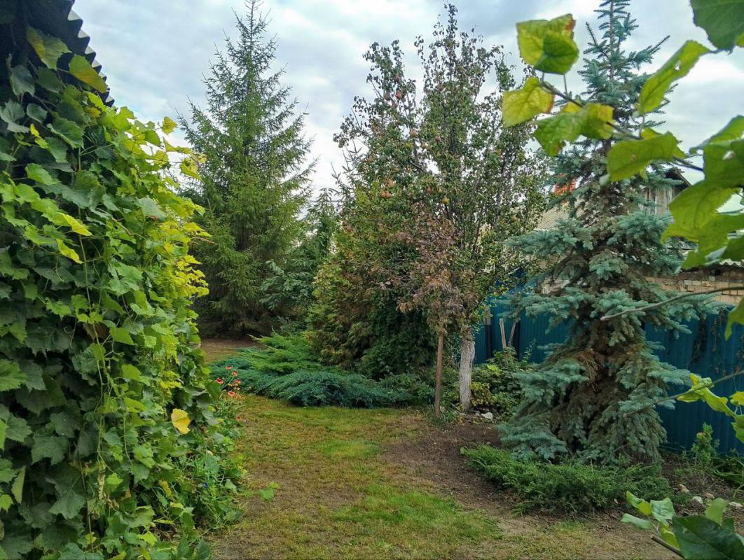 Продается уютный и просторный дом площадью 200 м², расположенный на живописном участке в 8 соток по - Гай