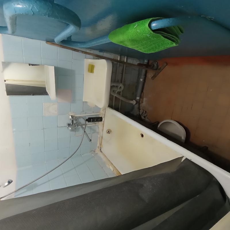 Продаю большую квартиру с раздельными ходами рядом с 6 школой, требуется ремонт, но квартира жилая, - Новотроицк