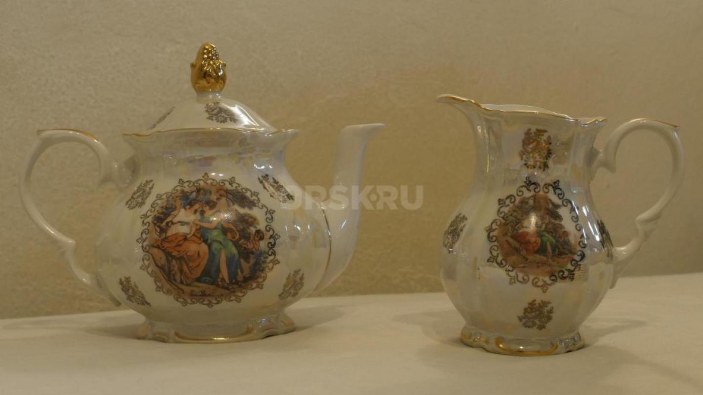 Мадонна - чайный сервиз на 12 персон, произв-во Kahla, ГДР, 55 предметов:
1) чайник доливной,
2) ч - Орск