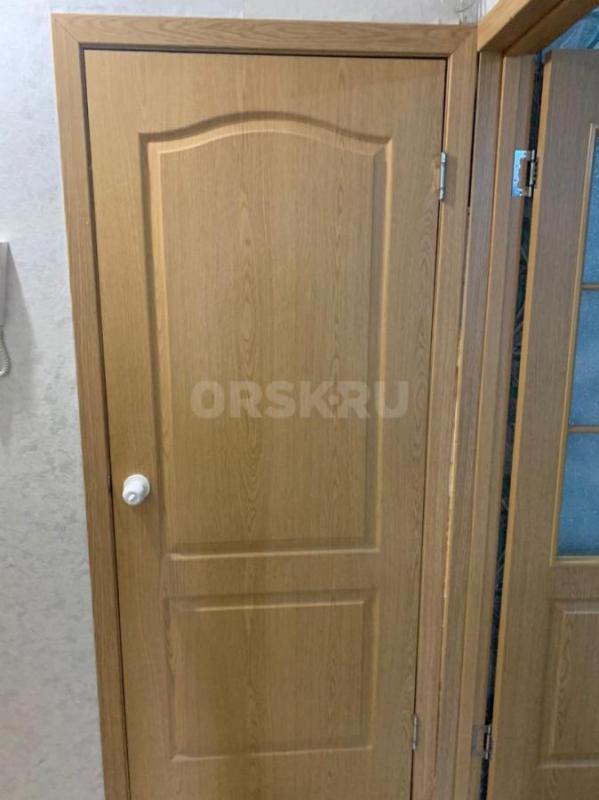 продам   2   двери    1  железная   с   коробкой   и   болтаим  и   крепления    2  деревянная  с  к - Орск