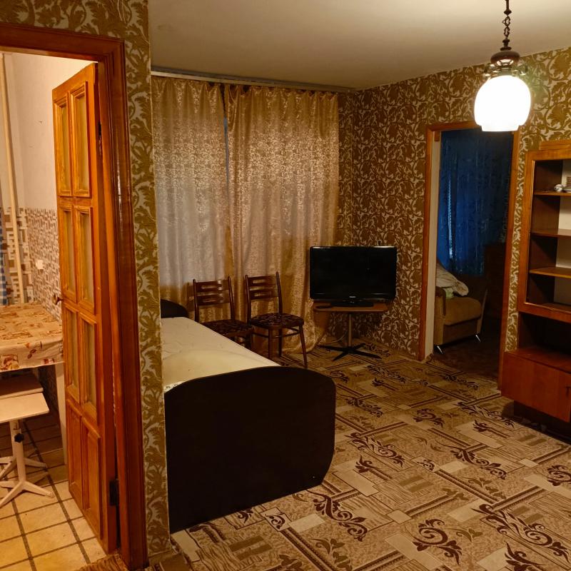 Продам  двухкомнатную квартиру ,не угловая, во дворе 17 школа, рядом детский сад, магазины,  детская - Новотроицк