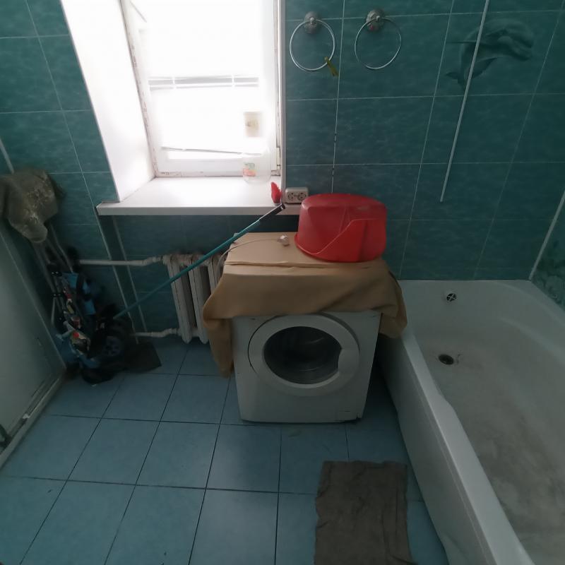 Продаю квартиру в хорошем состоянии, окна пластик, в ванной кафель, высокие потолки и раздельные ход - Новотроицк