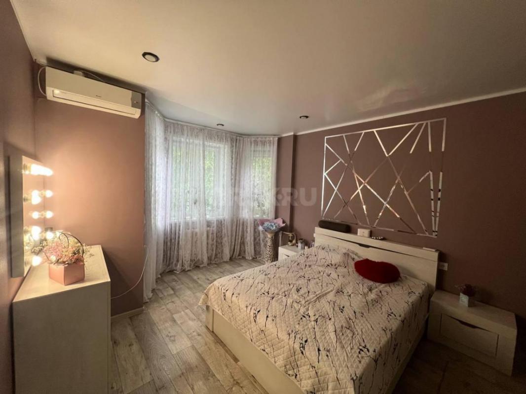 Предлагаем вашему вниманию светлую трехкомнатную квартиру в самом сердце города, расположенную на пе - Орск