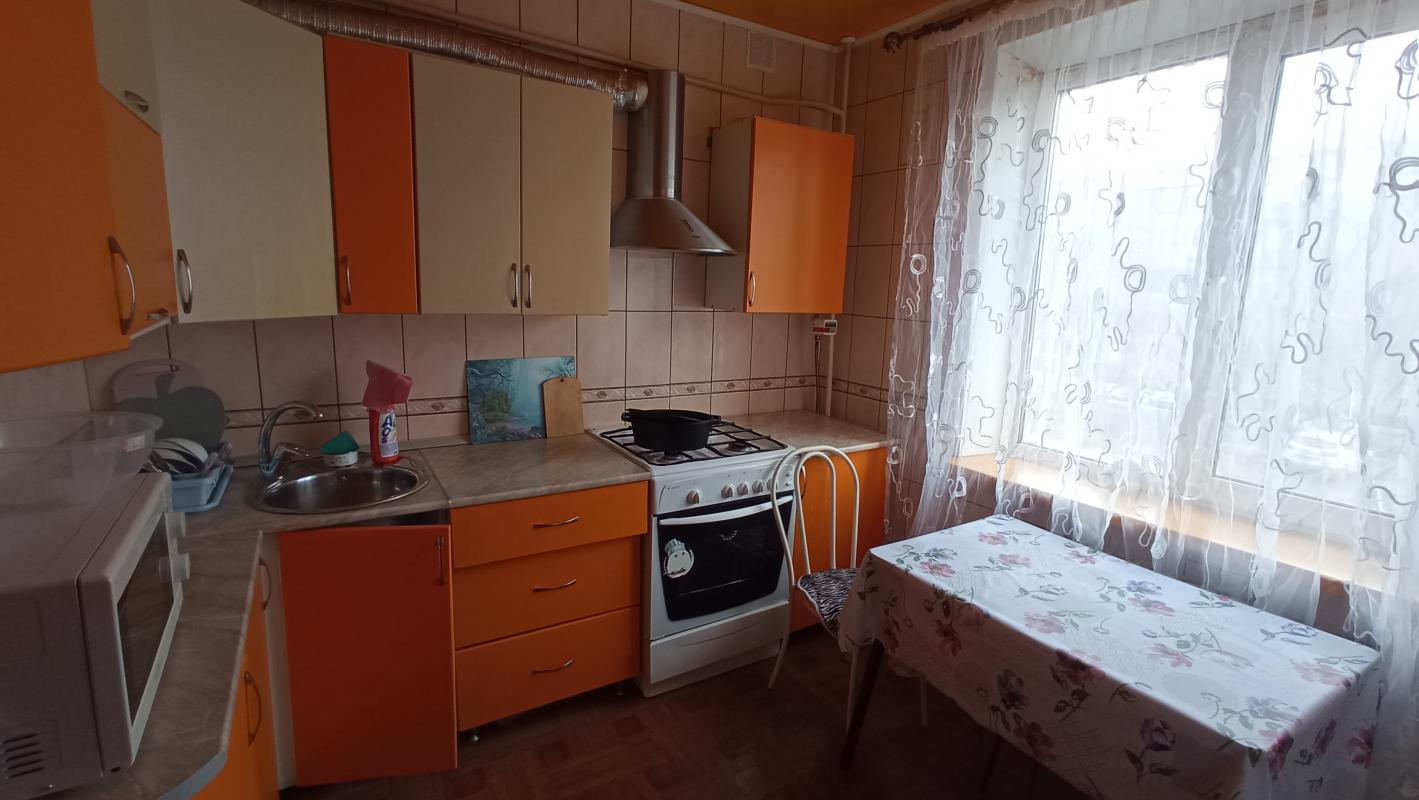 Продается солнечная, теплая 2 комнатная квартира улучшенной планировки, двор благоустроен в 2023 год - Новотроицк