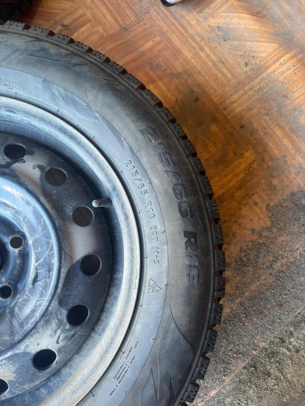 Зимние шины на штампованных дисках (215/65R16б/у - Новотроицк