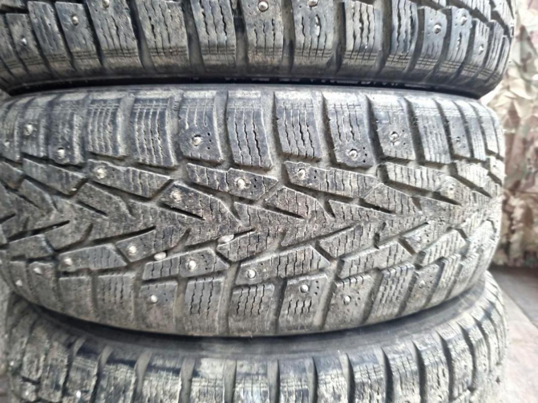 Шипованые шины Nokian 185/60/15 в отличном состоянии. - Орск
