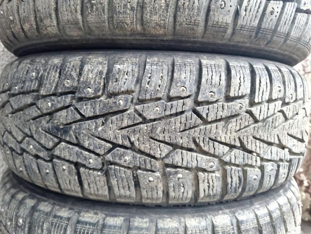 Шипованые шины Nokian 185/60/15 в отличном состоянии. - Орск
