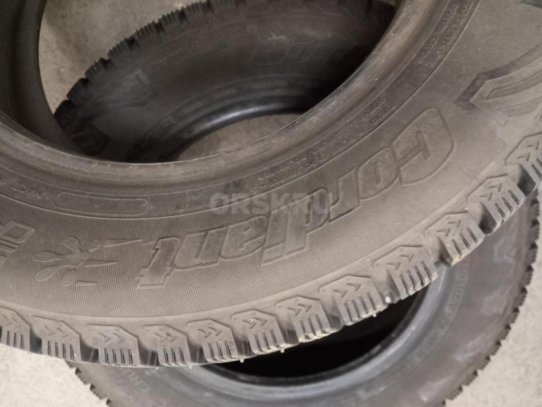 Продам Шипованную Б/у автошину 2 шт. - Орск