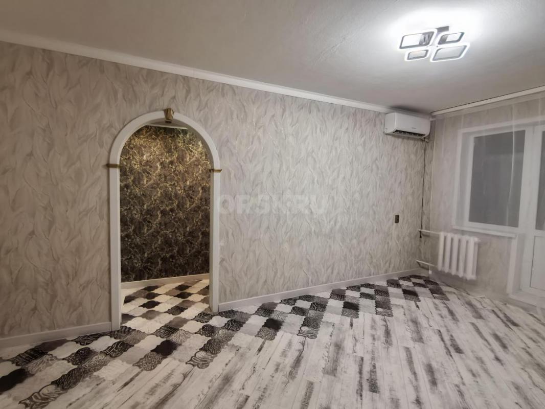 Продается двухкомнатная квартира в пятиэтажном доме на пятом этаже. - Орск