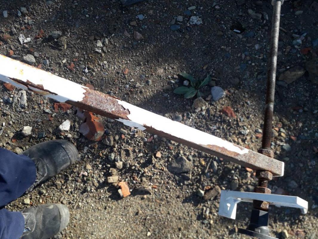 Ножки от акриловой ванны, 80*80, 80*120см- нет среднего болта, сломано одно крепление к ванне, ржа. - Орск