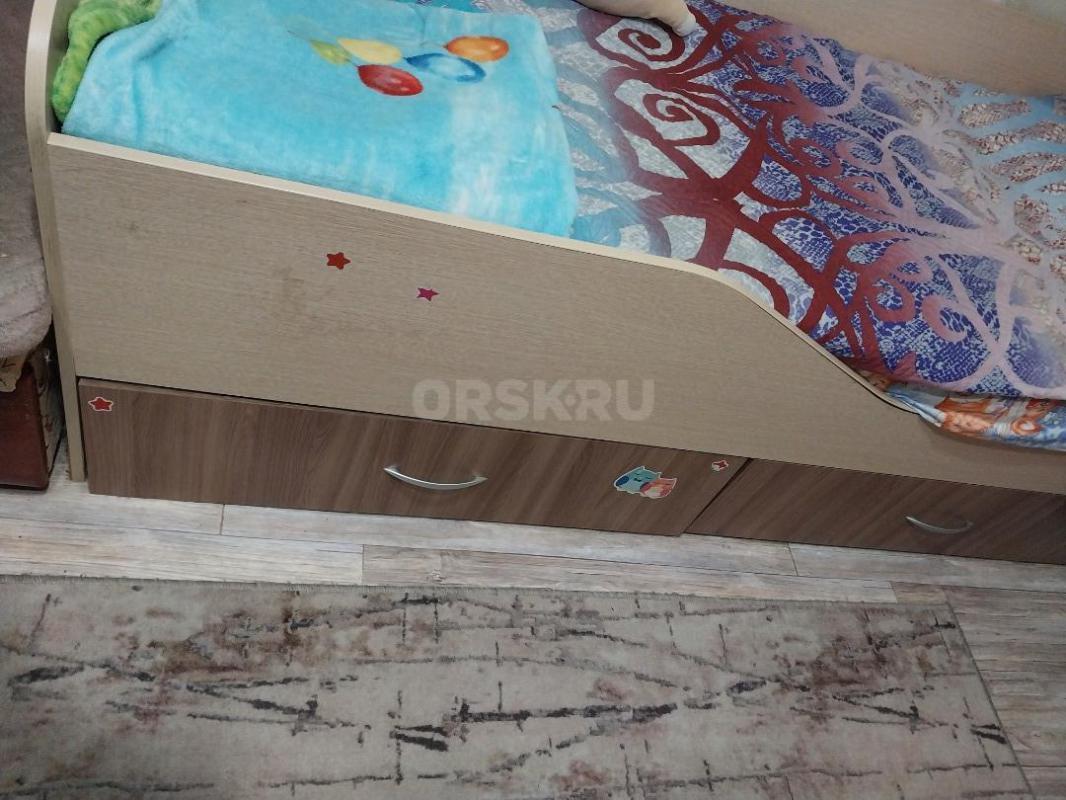 Продам односпальную кровать б/у с ящиками + с двустороннем матрасом светлая,ящики цвета кофе с молок - Орск