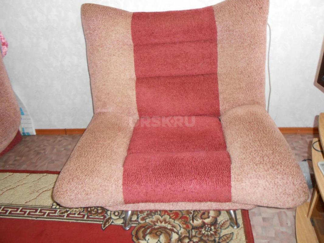 ковер 2х3 кресло  люстра -450 руб покрывало на 2х спальную кровать - Орск