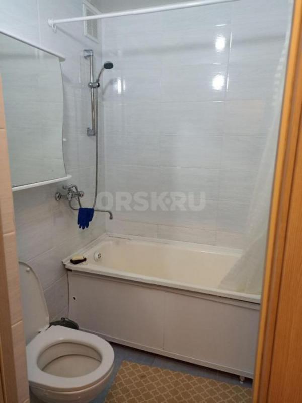 Сдам  на длительный срок чистую, уютную однокомнатную квартиру (студию). - Орск