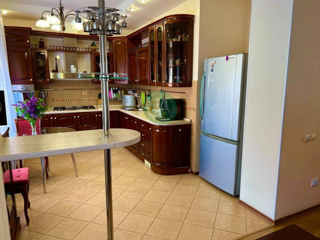 Продам 2-этажный кирпичный утепленный дом 363,7 кв. - Орск