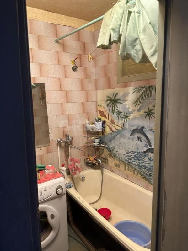 Продается 1/2 доля просторной трехкомнатной квартиры , ул. - Орск