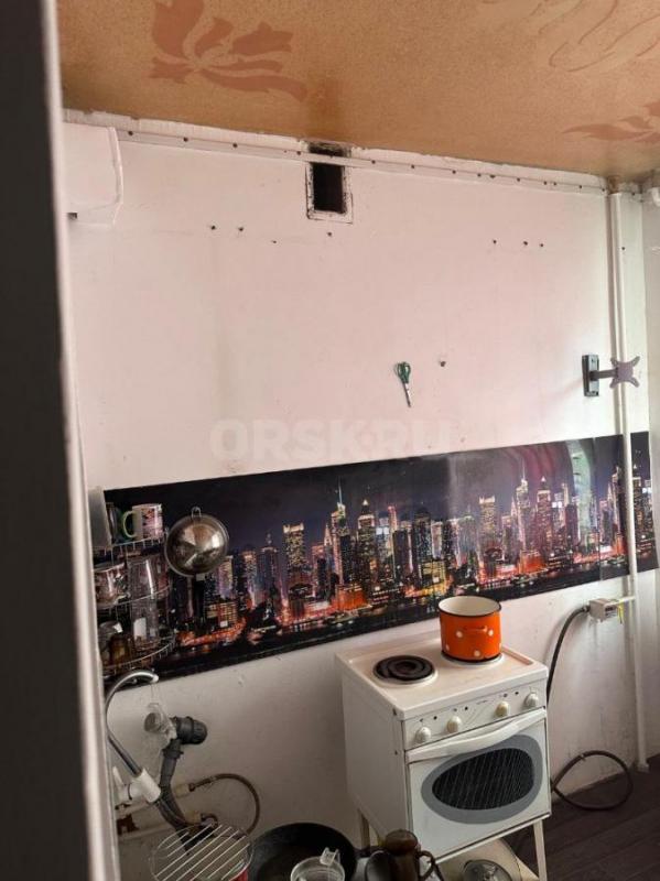 Продается 1/2 доля просторной трехкомнатной квартиры , ул. - Орск