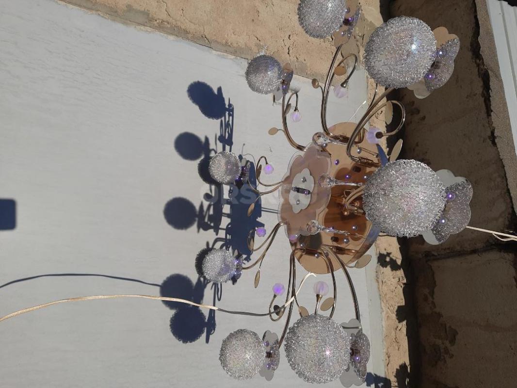 Продам люстры в отличном состоянии  люстру с шарами и  3х рожковую с лампочками Удобна для спальни , - Орск