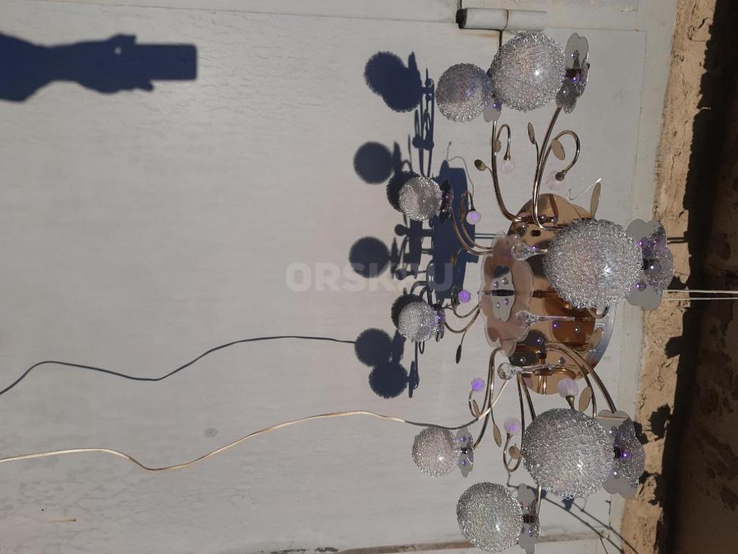 Продам люстры в отличном состоянии  люстру с шарами и  3х рожковую с лампочками Удобна для спальни , - Орск